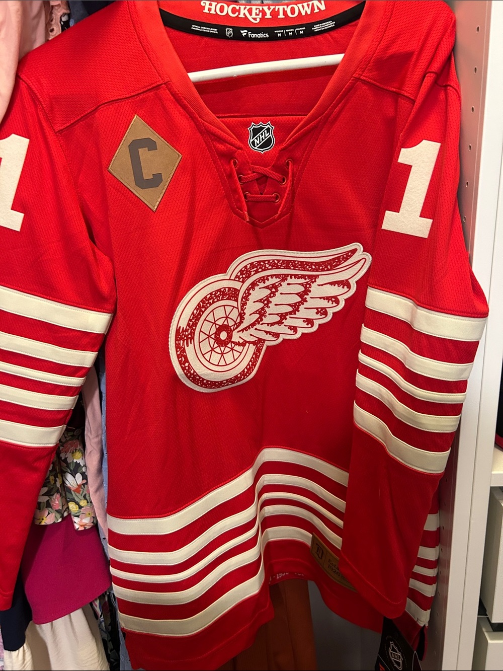 Fanatics Red Detroit Red Wings Larkin Captain Jersey - Women’s NWT